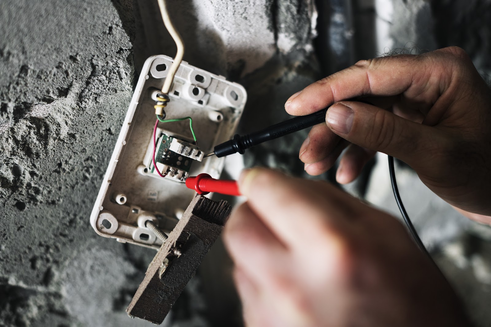 Électricien testant un circuit au multimètre lors d'une intervention à Marines