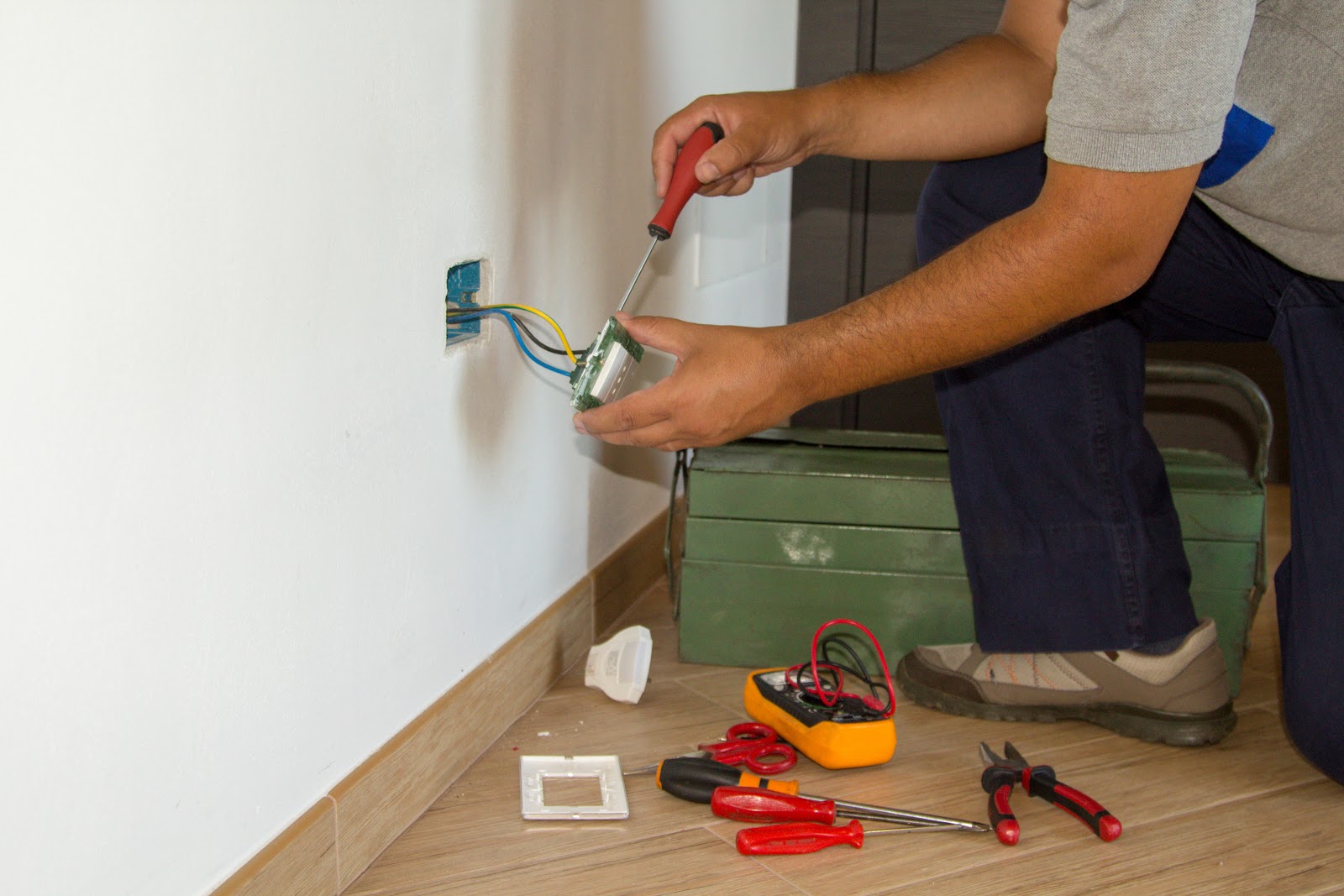 Remplacement d'une prise murale par un électricien