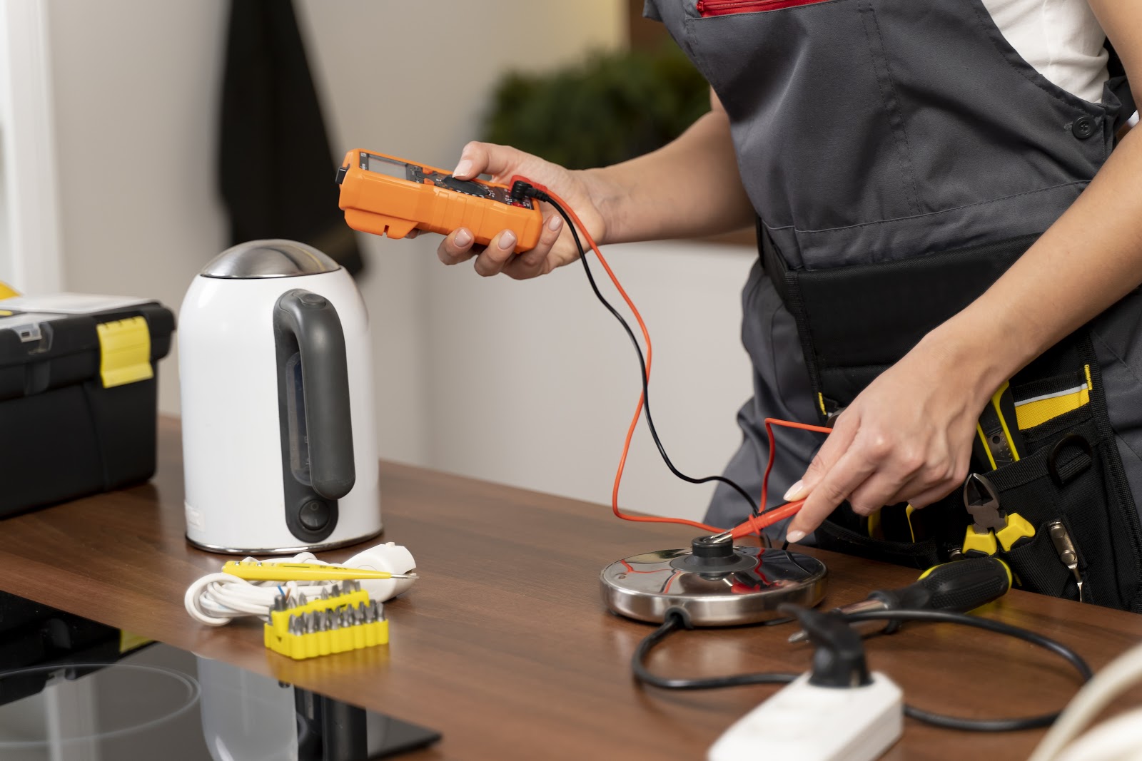 Contrôle de sécurité électrique d'un appareil au multimètre